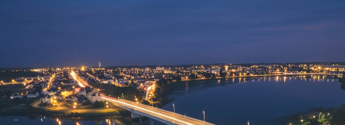 Vu de nuit d&#x27;une partie du Pont Saint Christophe reliant Lorient & Lanester. Vue de la ville éclairée de nuit. Copyright : SDEL Atlantis