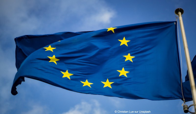 Drapeau de l&#x27;Europe flottant au vent
